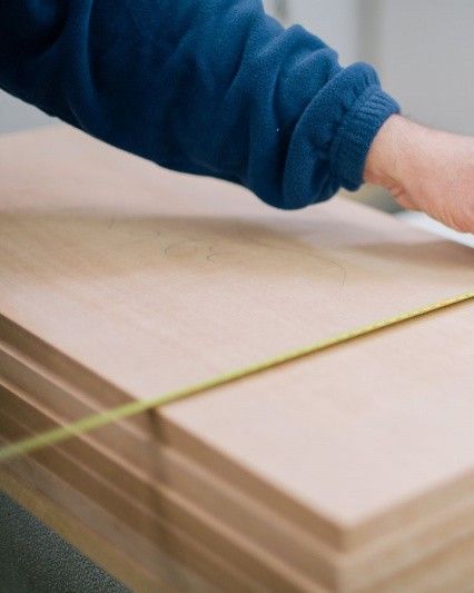 Мастер размечает дубовые заготовки